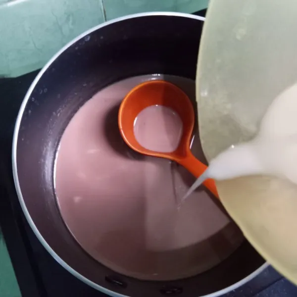 Bila hampir mendidih tuang larutan maizena dan masak sampai meletup-letup.