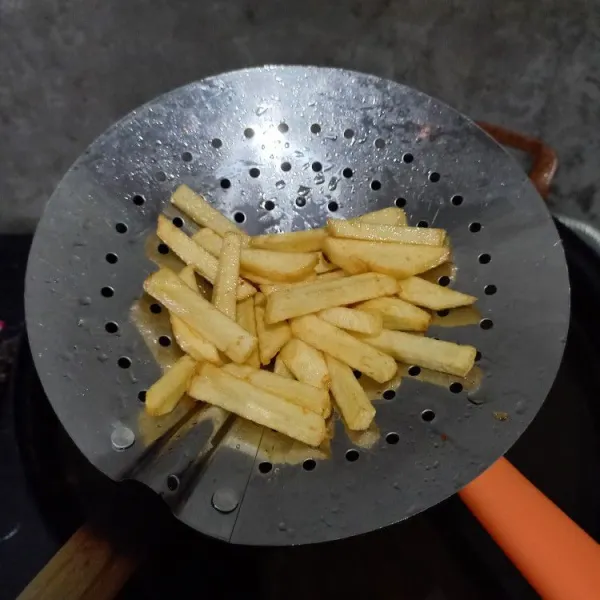 Kupas dan potong-potong kentang. Rendam air garam, tiriskan dan goreng kentang. Setelah matang, angkat dan sisihkan.