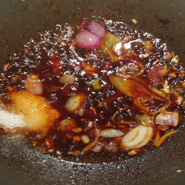 Tambahkan garam, gula, kaldu jamur, lada dan air. Aduk rata hingga meresap.