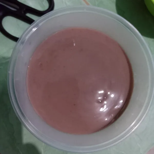 Tuang vla cokelat.