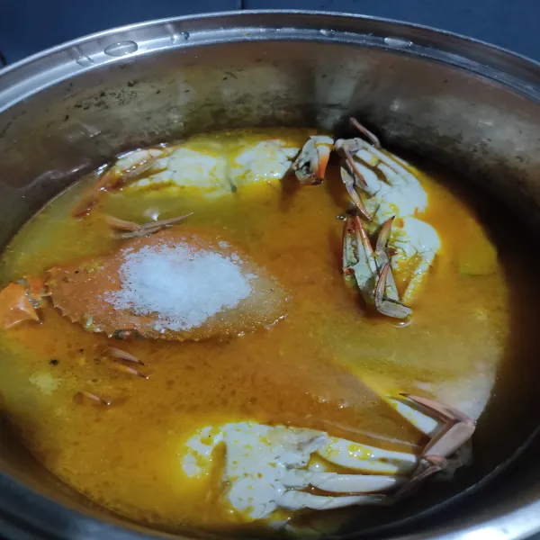 Rebus kembali kepiting dengan bumbu, tambahkan gula dan garam masak hingga mendidih lalu koreksi rasa.