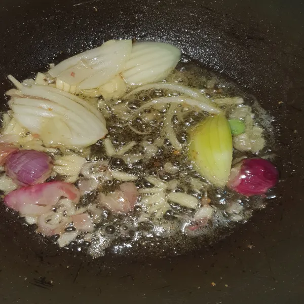 Tumis bawang merah, bawang putih dan bawang bombai hingga harum dan layu.