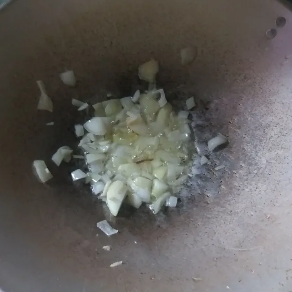 cincang bawang bombai dan bawang putih, panaskan minyak kemudian tumis hingga harum.