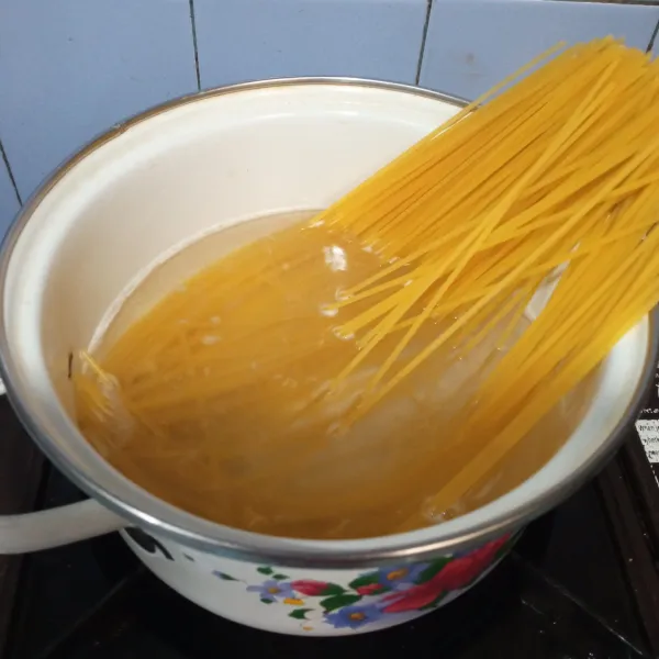 Didihkan air, rebus spaghetti sampai lunak.