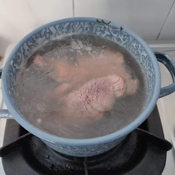 Cuci bersih daging, kemudian rebus hingga empuk, lalu sisihkan.