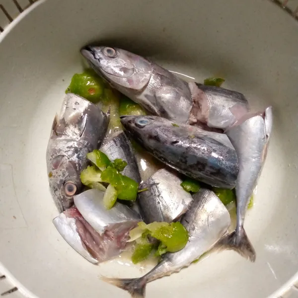 Siangi ikan tongkol cuci bersih,dipotong potong lalu marinasi dengan garam dan perasan asam secukupnya.