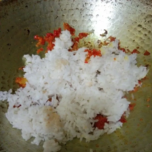 Masukan nasi putih pada wajan, tambahkan garam dan kaldu jamur, aduk rata kemudian koreksi rasa, matikan kompor