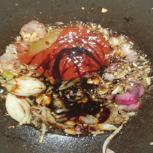 Tambahkan saus sambal lagi dan masukkan saus tiram. Aduk rata.