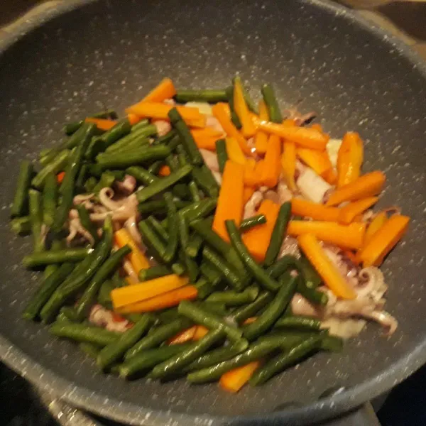 Masukan wortel dan kacang panjang. Tuang air secukupnya.