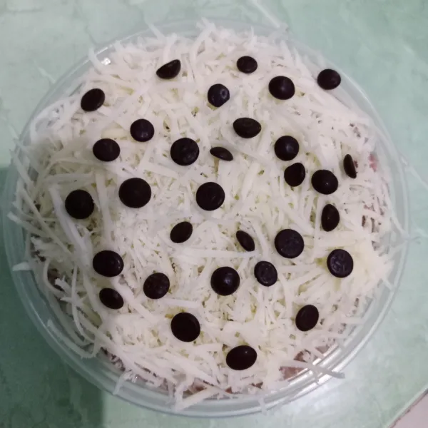 Beri topping keju parut dan choco chips. Segera sajikan atau bisa juga disajikan dingin sesuai selera.