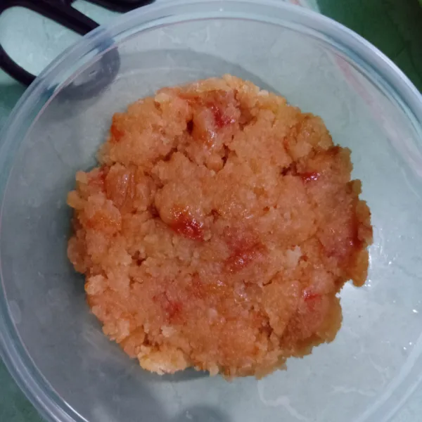 Masukkan cake padatkan.