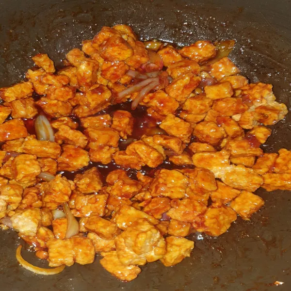 Masukkan tempe yang sudah di goreng sebelumnya. Aduk rata, angkat dan sajikan.