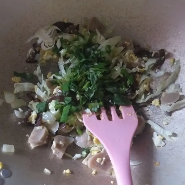 masukan bakso dan sayuran kemudian aduk rata, tumis sebentar, kemudian masukan bawang daun dan seledri aduk rata.