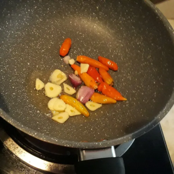 Tumis cabe rawit merah, bawang merah dan bawang putih.