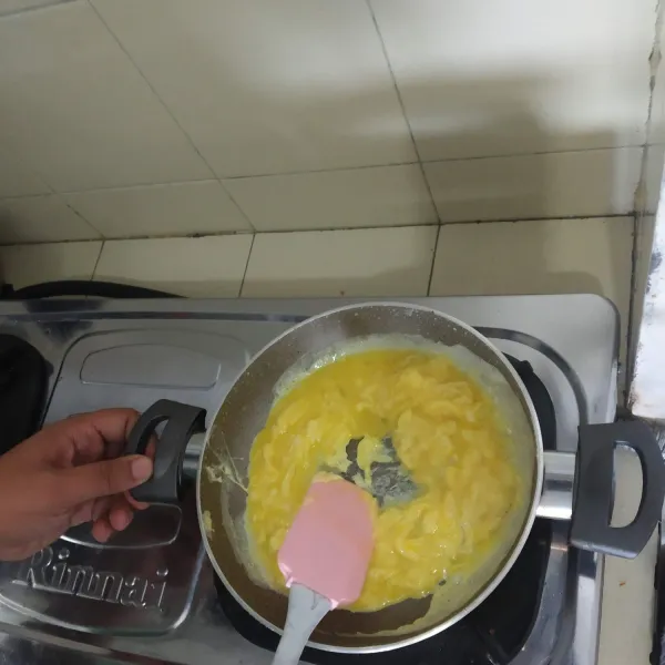 Panaskan wajan buat telur orak-arik lalu sisihkan.