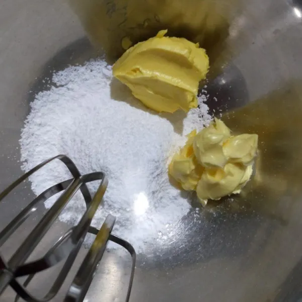 Kocok dengan mixer butter, margarin dan gula tepung hingga creamy dan pucat.