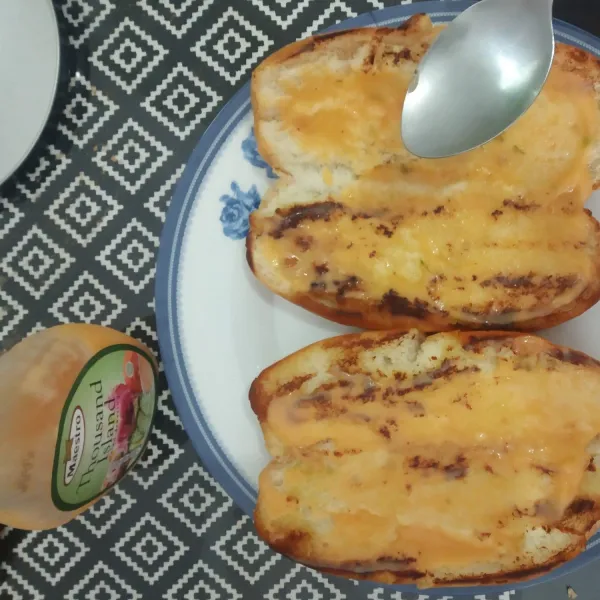 Siapkan roti, tambahkan mayonaise lalu ratakan.