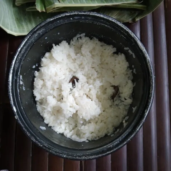 Masak ketan dengan rice cooker hingga matang dan empuk, sisihkan.