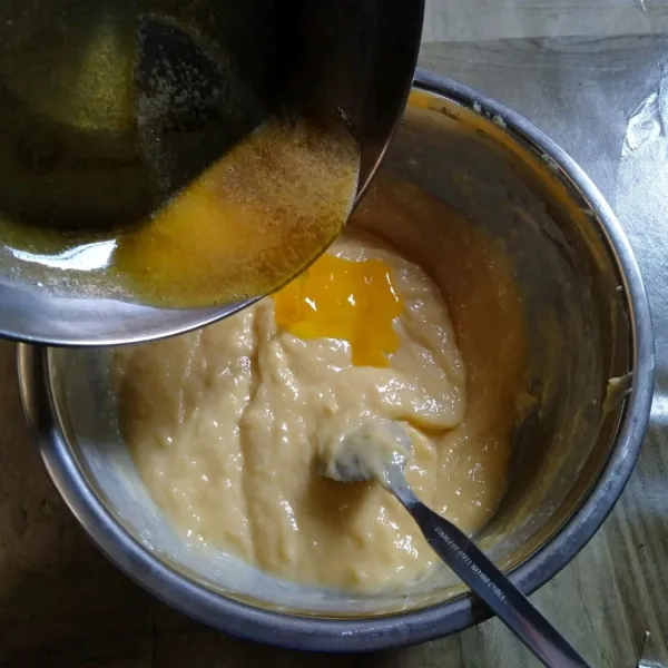 Tuang margarin leleh dan aduk lagi hingga rata. 
Masukkan 30 gr keju cheddar.
