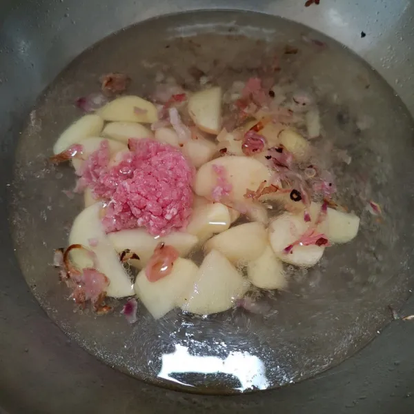 masukan kentang aduk sebentar lalu tambahkan air dan daging sapi giling,masak sampai kuah mendidih dan kentang empuk.