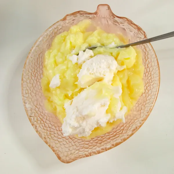Campurkan vla/pastry cream dengan whipped cream.