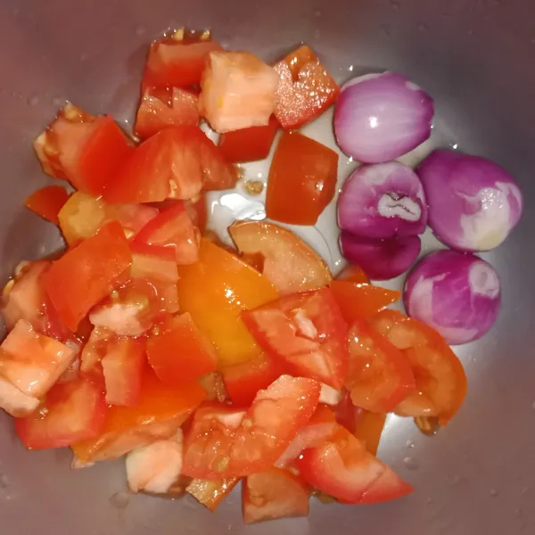 Potong dadu tomat dan iris bawang merah.