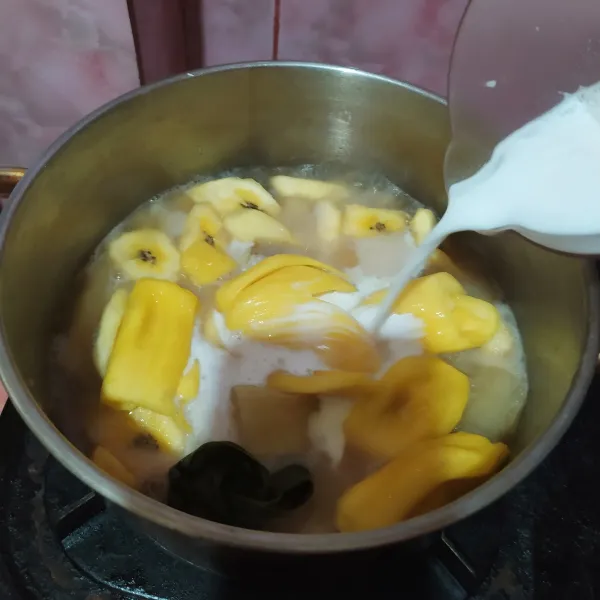 Tuang santan, aduk dan koreksi rasa.