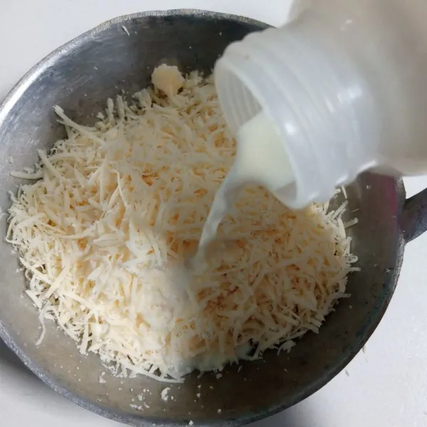 Tuang susu UHT. Sisakan 1 sdm untuk larutan tepung maizena.