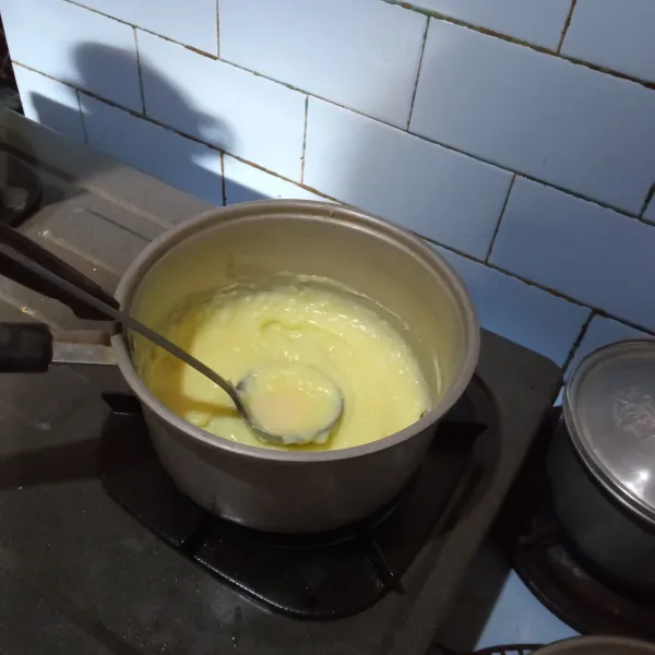 Masak vla dengan air, beri larutan maizena. Jika sudah meletup, lalu matikan api. Tambahkan margarin, simpan dalam kulkas.