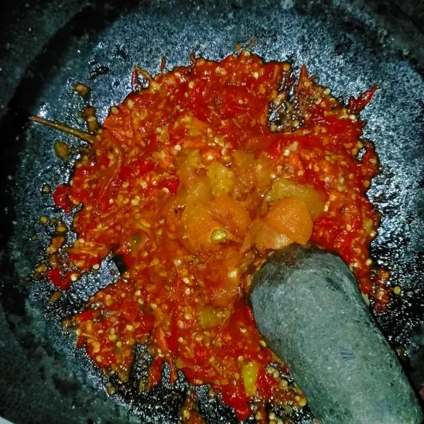 Setelah cabai halus, goreng tomat hingga layu. Lalu haluskan bersama cabai, cicipi rasanya.