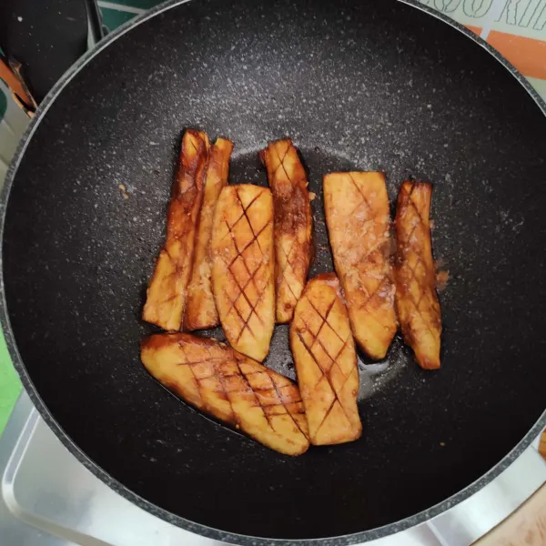 Masak di pan anti lengket dengan api kecil.