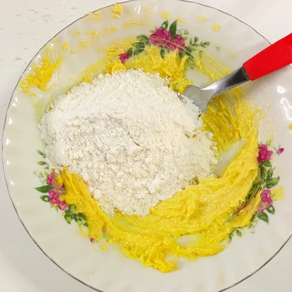 Campurkan gula pasir dan margarin, lalu tambahkan tepung, aduk rata. Simpan dalam kulkas. Bisa digilas langsung lalu cetak bulat.