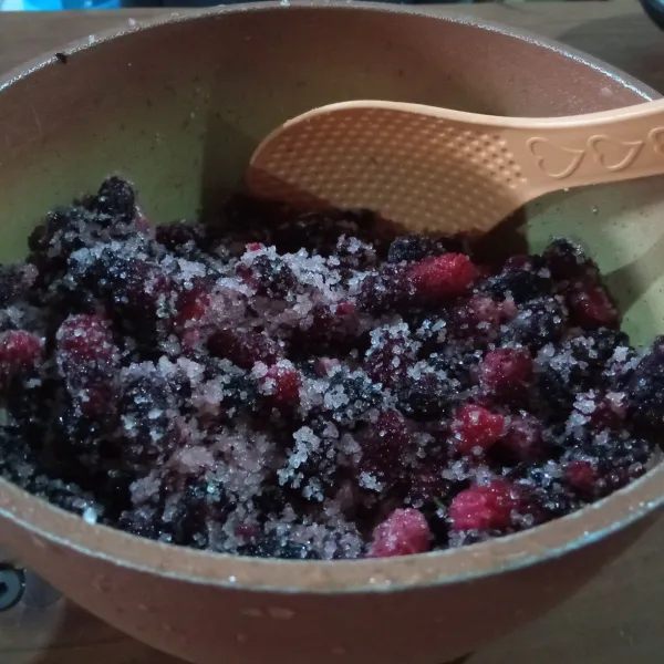 Masak mulberry dalam panci anti lengket, tambahkan gula pasir lalu aduk sampai rata.