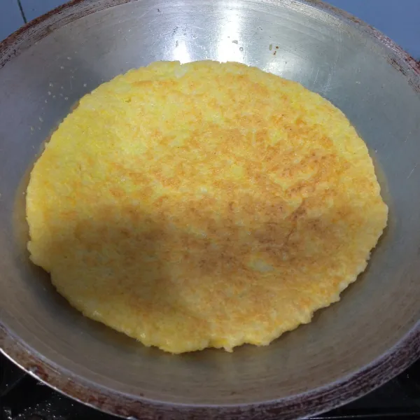 Lalu tuang adonan ke dalam wajan, masak dengan api kecil. Lalu balikkan sisi lainnya, angkat dan matikan kompor. Kemudian sisihkan.