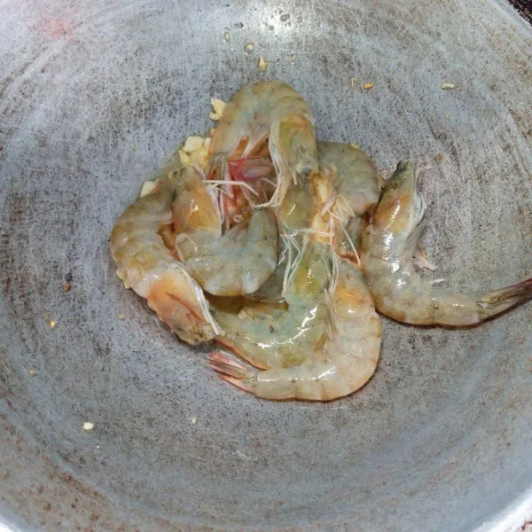 Masukkan udang. Masak sampai berubah warna.