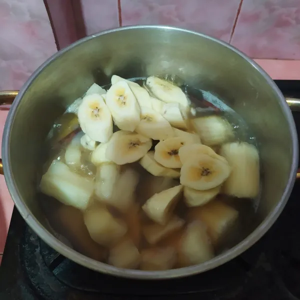 Masukkan irisan pisang.
