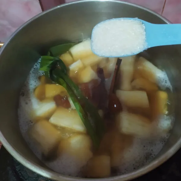 Beri gula aren, garam dan gula pasir. Aduk rata.