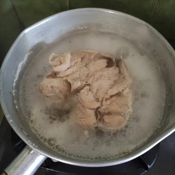 Rebus ayam fillet hingga matang, setelah itu suwir-suwir.
