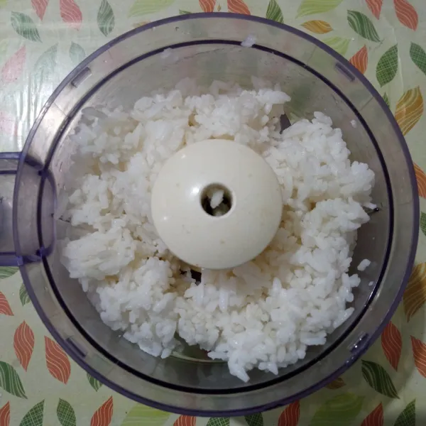 Haluskan nasi sisa dengan food processor.