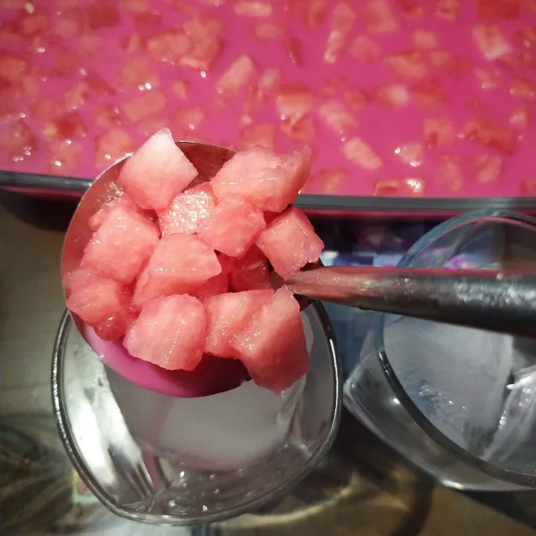 Kemudian siap kan es batu didalam gelas masukkan potongan semangka lalu juga masukkan kuahnya.