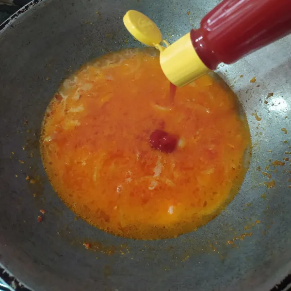Masukkan saus tiram, saus tomat, saus sambal, garam, merica bubuk, dan gula pasir. Aduk rata.