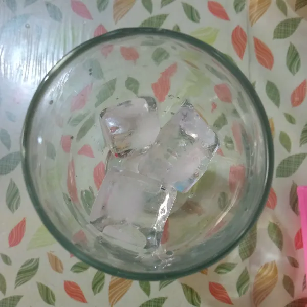 Masukkan es batu dalam gelas saji.