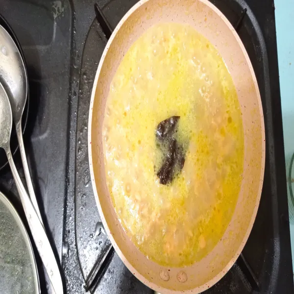 Tambahkan santan, aduk hingga merata lalu masukkan satu gelas air. Tambahkan gula dan garam, masak hingga matang sambil sesekali diaduk.