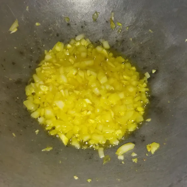 Lalu lelehkan margarin, lalu masukkan bawang putih dan bawang bombay, tumis hingga harum dan bombay layu.
