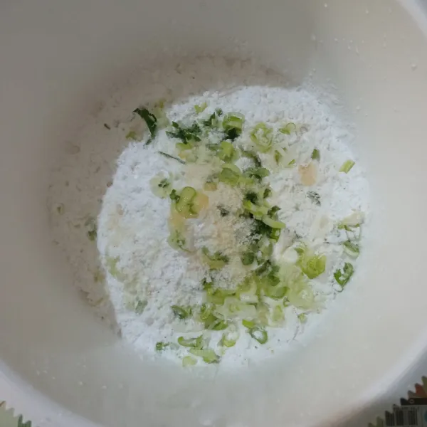 Campur tepung tapioka, bawang putih halus, daun bawang, garam dan kaldu bubuk jamur, aduk rata.