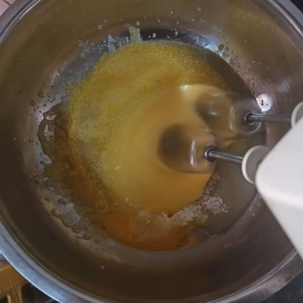 Mixer gula pasir, telur dan sp sampai kental berjejak. Gunakan speed tinggi.