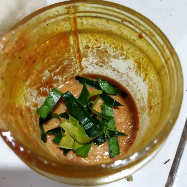 Blender semua bumbu sambal untuk kacang.