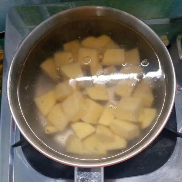 Kupas kentang, potong-potong. Kemudian rebus sampai empuk. Angkat dan tiriskan.