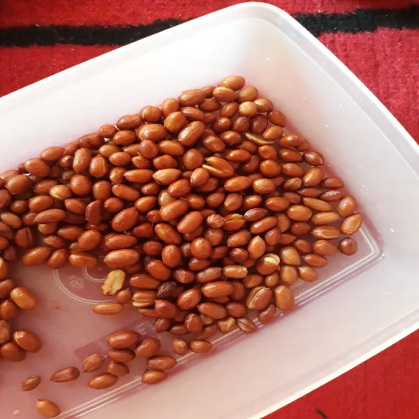 Goreng kacang tanah dan tahu hingga matang lalu tiriskan.