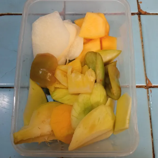 Kupas dan cuci bersih buah-buahan lalu potong sesuai selera.